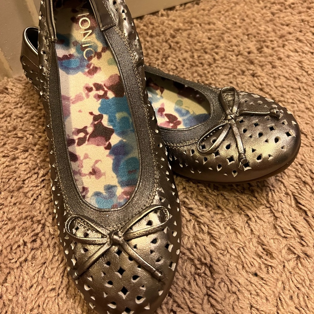 Vionic silver flats.